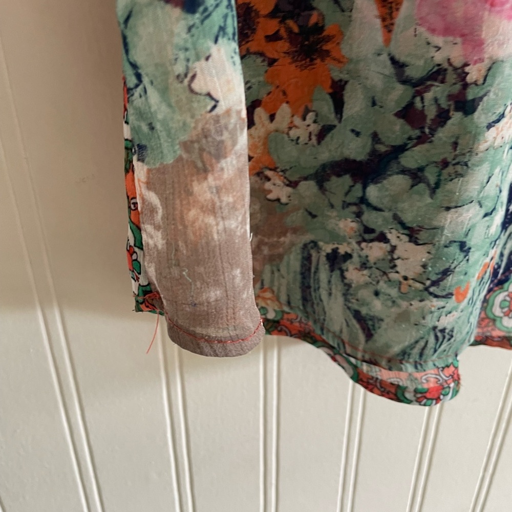 Fig and Flower Vibrant Floral Blouse - Picture 5 of 7